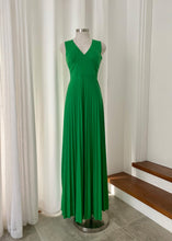 Load image into Gallery viewer, Brand: David Lawrence Circa: 2014 Style: evening gown, fitted bodice, pleated full length skirt Preloved: yes Colour: emerald green Fabric: 80% polyester/20% Viscose lined: no hand wash Size XS