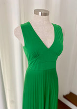 Load image into Gallery viewer, Brand: David Lawrence Circa: 2014 Style: evening gown, fitted bodice, pleated full length skirt Preloved: yes Colour: emerald green Fabric: 80% polyester/20% Viscose lined: no hand wash Size XS