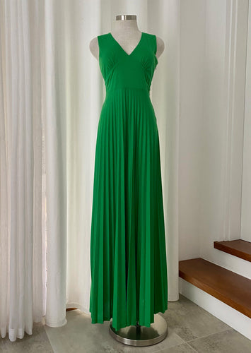Brand: David Lawrence Circa: 2014 Style: evening gown, fitted bodice, pleated full length skirt Preloved: yes Colour: emerald green Fabric: 80% polyester/20% Viscose lined: no hand wash Size XS