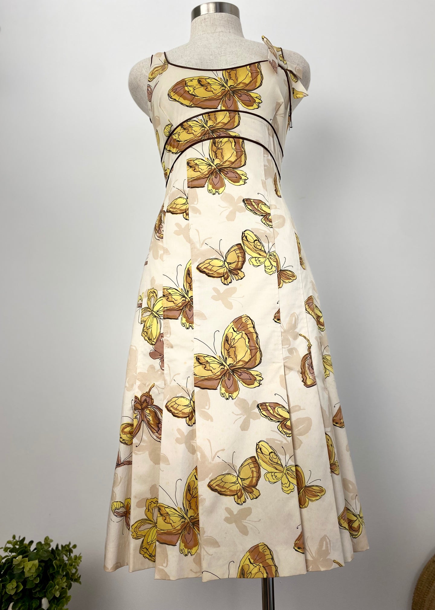 Brand: Karen Millen Circa: 2000 Style: tailored dress, fitted bodice, pleats to skirt Preloved: yes Colour: cream/white patterned in burnt earth and yellow Fabric: 60% cotton/40% poly/elastane lined: yes dry clean: yes Size UK 10