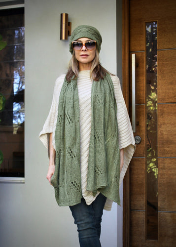 ﻿This soft Mohair/acrylic knitted hat feels lightweight and warm.  The pretty knit features a cable pattern with 2 wooden button at the side.   Match it with our Mohair blend scarf/wrap, both perfect for the winter season and early spring.  One size fits most.  Available in Rust, Mushroom, Khaki and Mustard,